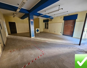 Locale Categoria C3 Vetrine Fronte Strada Sbarre Inferiori 101 Mq