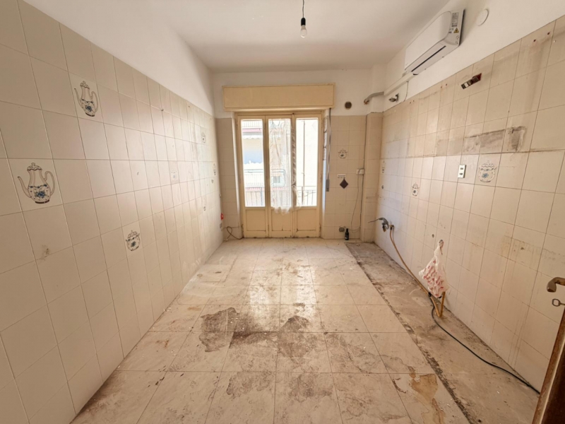 Ampio Appartamento + 2 Posti Auto + Cantina Via Salita Zerbi