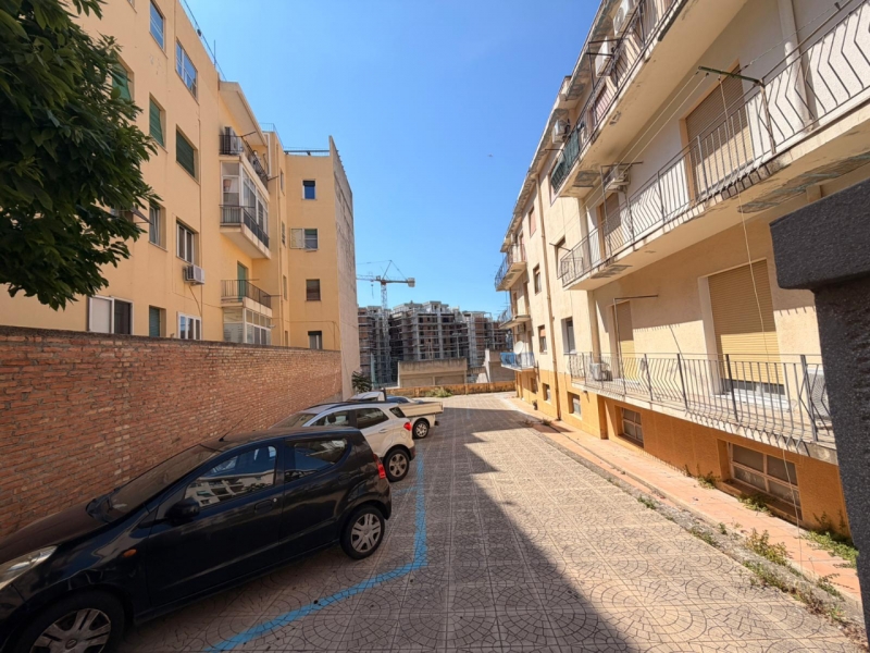 Ampio Appartamento + 2 Posti Auto + Cantina Via Salita Zerbi