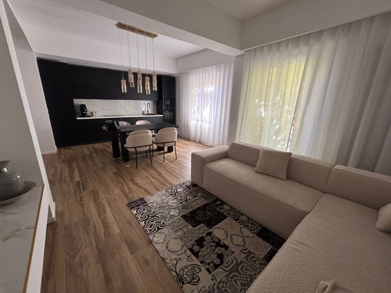 Ristrutturato e Prestigioso 110 Mq Con Arredi Design Semicentrale
