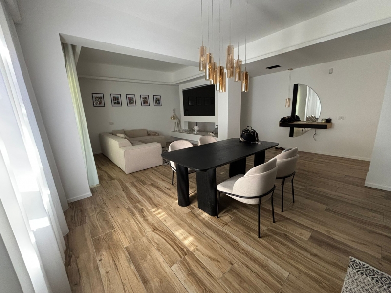 Ristrutturato e Prestigioso 110 Mq Con Arredi Design Semicentrale