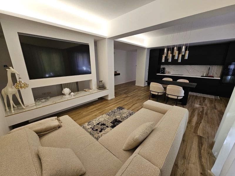 Ristrutturato e Prestigioso 110 Mq Con Arredi Design Semicentrale