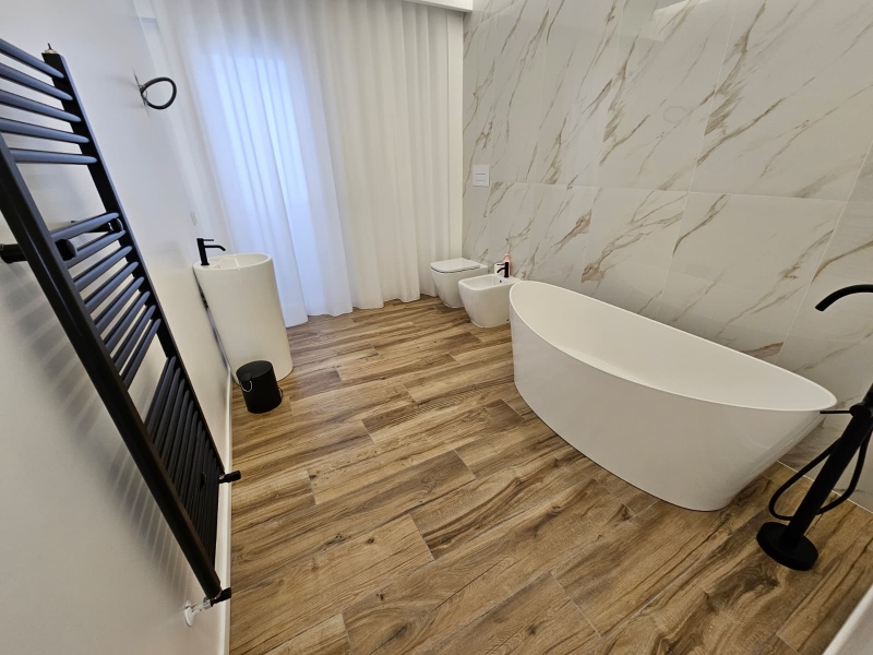 Ristrutturato e Prestigioso 110 Mq Con Arredi Design Semicentrale