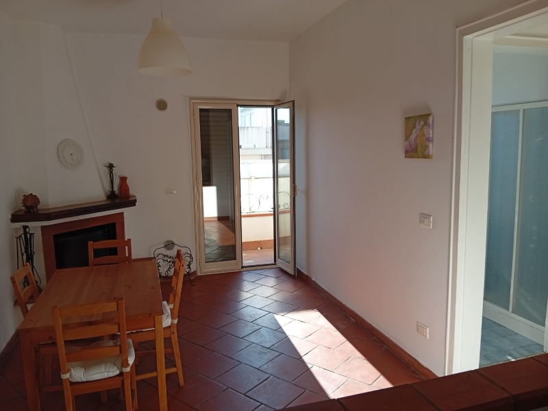 Ampio Appartamento Con Terrazzo Via De Nava 