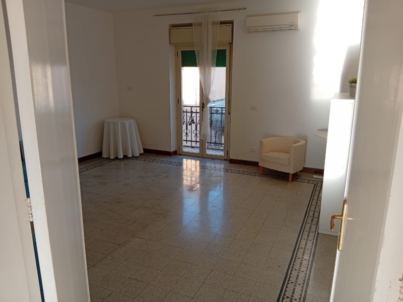 Ampio Appartamento Con Terrazzo Via De Nava 
