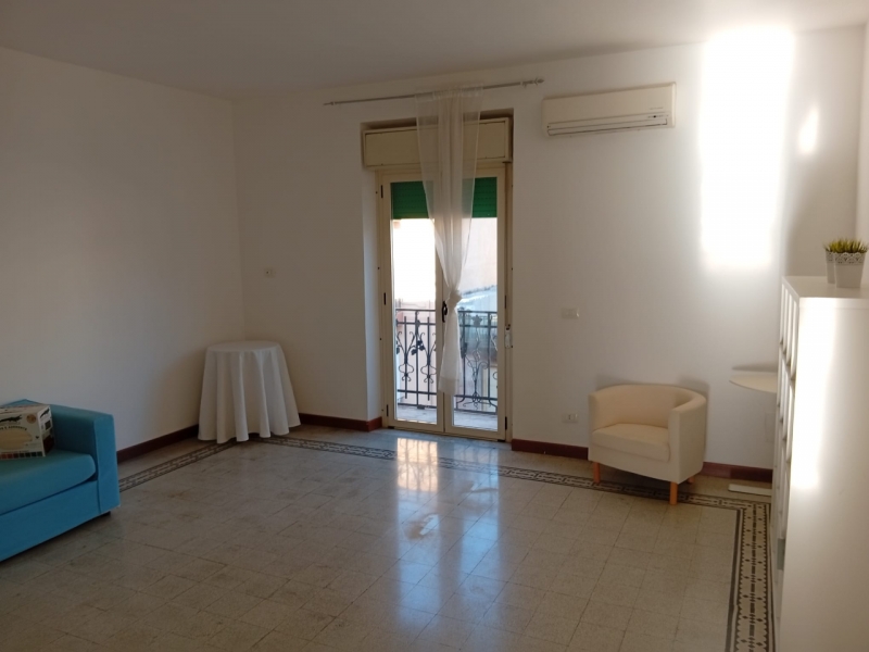 Ampio Appartamento Con Terrazzo Via De Nava 