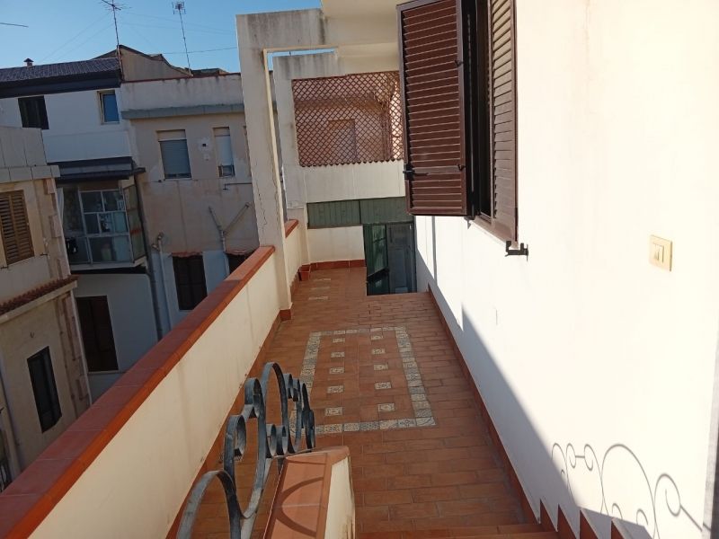 Ampio Appartamento Con Terrazzo Via De Nava 