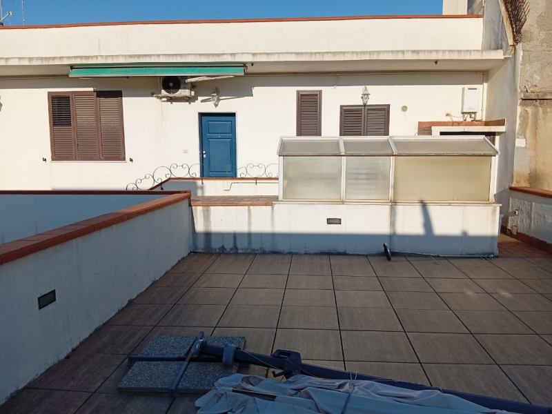 Ampio Appartamento Con Terrazzo Via De Nava 