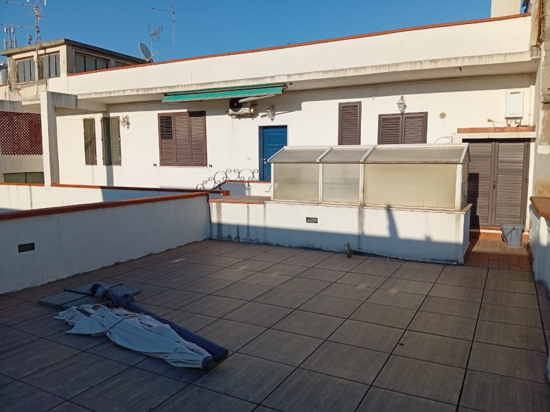 Ampio Appartamento Con Terrazzo Via De Nava 