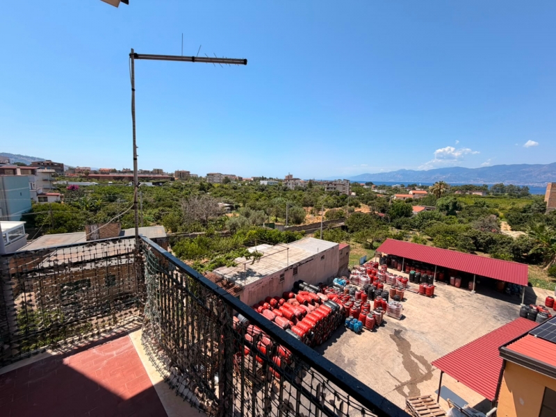 Ampio Appartamento 130 Mq + Porzione Terrazzo Catona