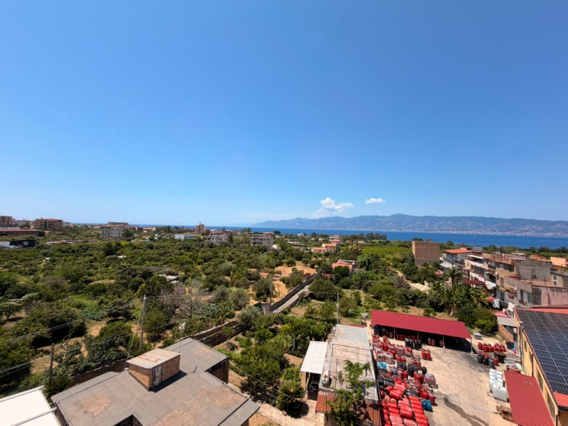 Ampio Appartamento 130 Mq + Porzione Terrazzo Catona