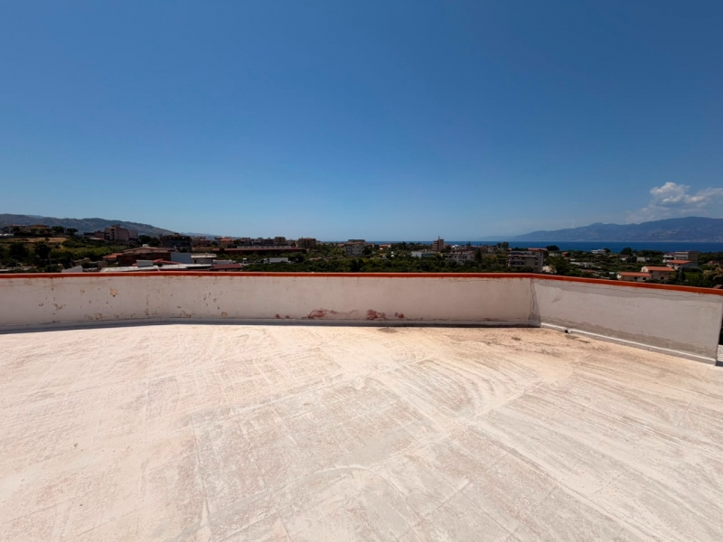 Ampio Appartamento 130 Mq + Porzione Terrazzo Catona