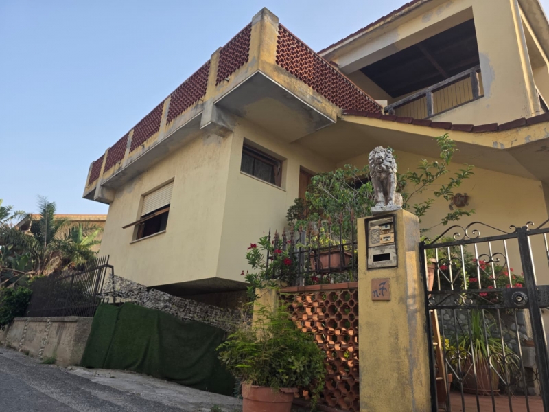 Villa Indipendente Tre Livelli Con Corte Campo Calabro