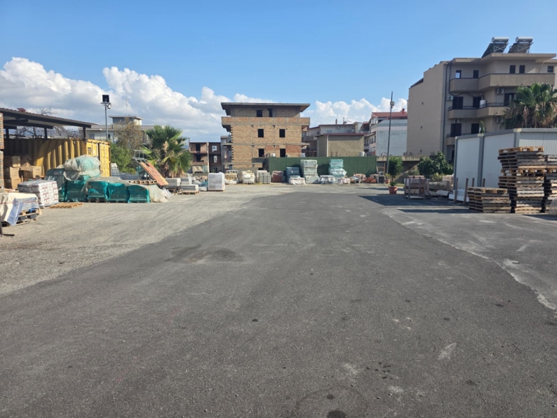 Ampio Piazzale Pressi Liceo Volta
