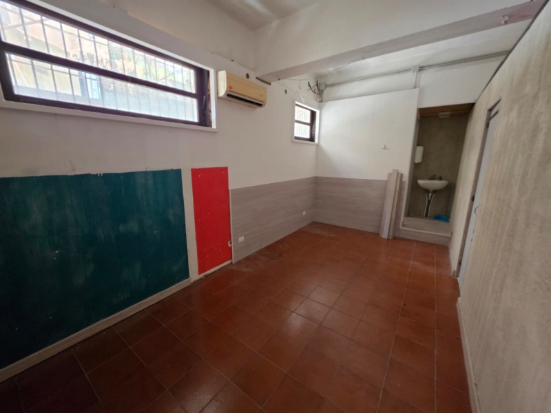Locale Commerciale C1 Due Ampie Vetrine Via Gaeta 70 Mq