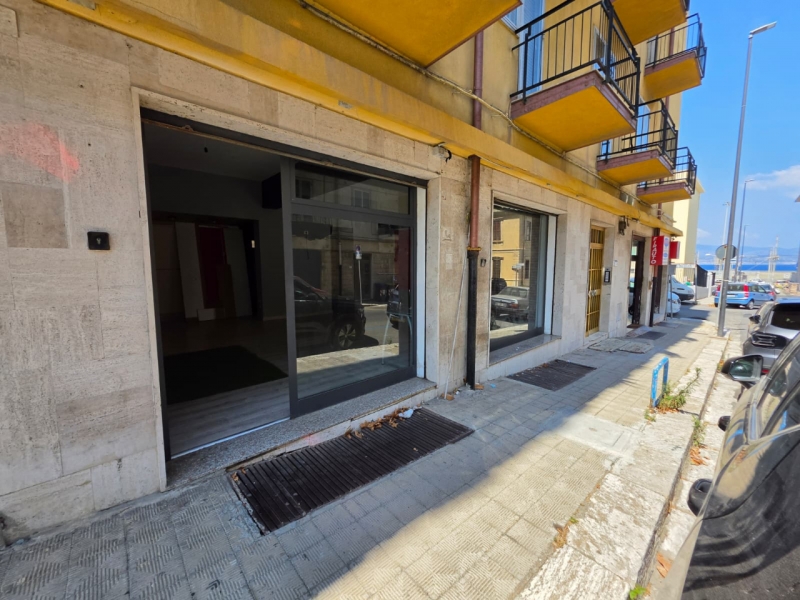 Locale Commerciale C1 Due Ampie Vetrine Via Gaeta 70 Mq