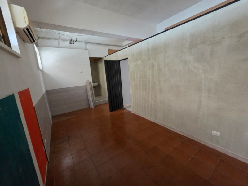 Locale Commerciale C1 Due Ampie Vetrine Via Gaeta 70 Mq