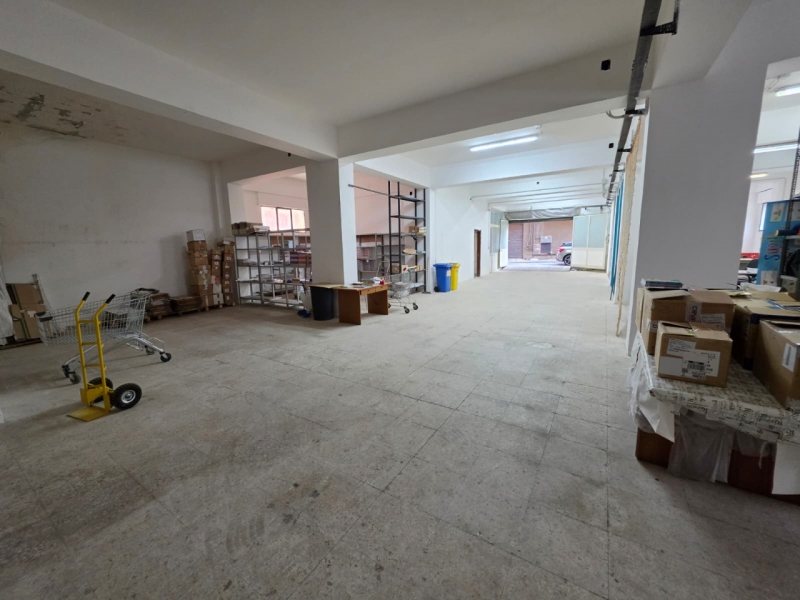Ampio Locale C3 370 Mq Con Cortile 100 Mq Archi