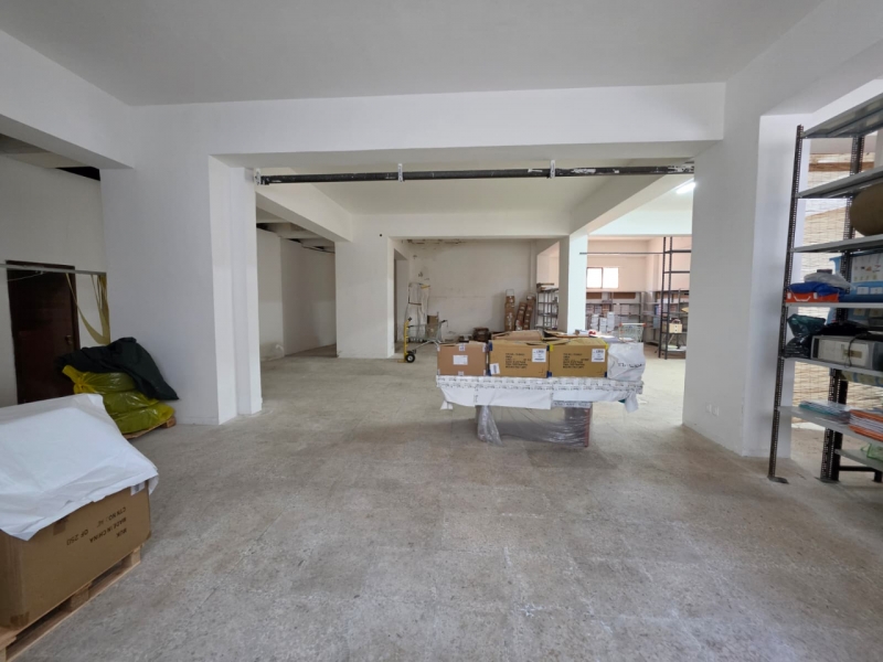 Ampio Locale C3 370 Mq Con Cortile 100 Mq Archi