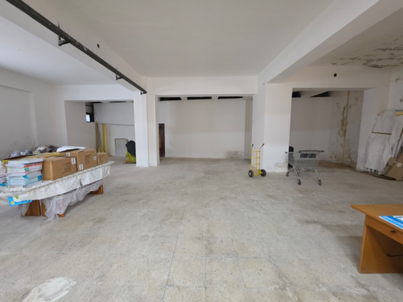 Ampio Locale C3 370 Mq Con Cortile 100 Mq Archi