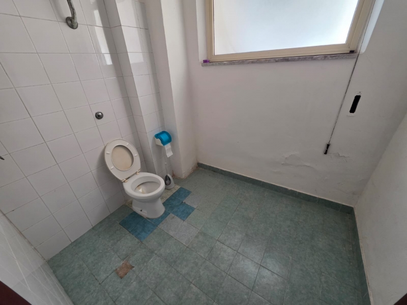Ampio Locale C3 370 Mq Con Cortile 100 Mq Archi