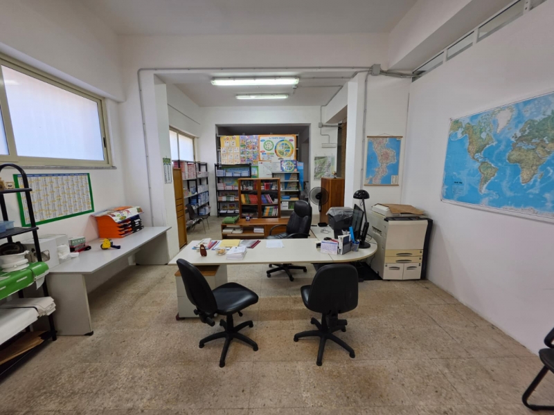 Ampio Locale C3 370 Mq Con Cortile 100 Mq Archi