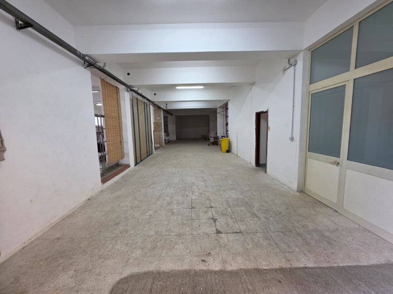 Ampio Locale C3 370 Mq Con Cortile 100 Mq Archi