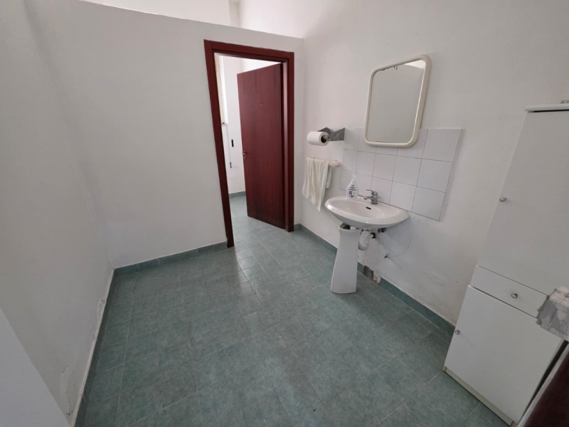 Ampio Locale C3 370 Mq Con Cortile 100 Mq Archi