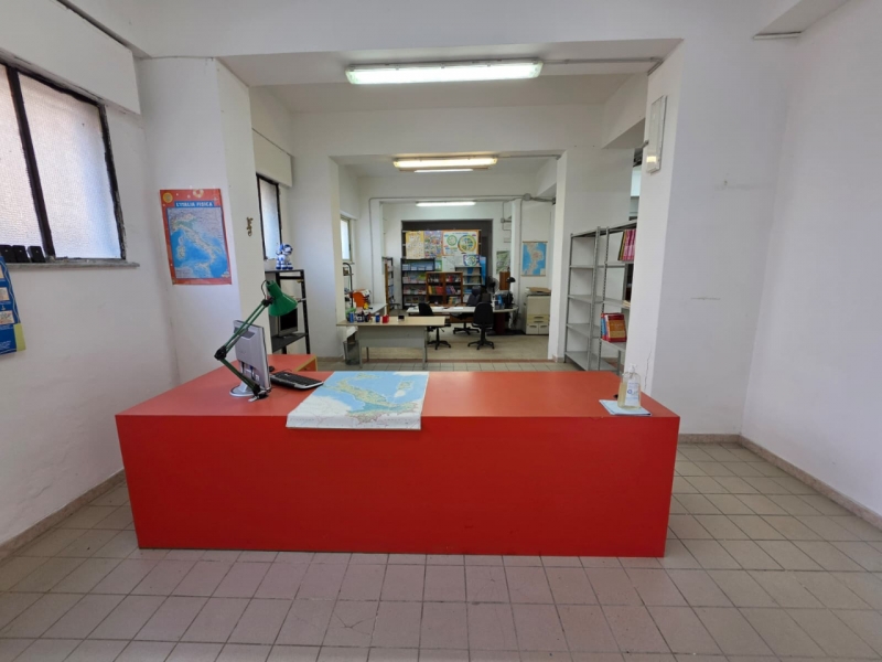 Ampio Locale C3 370 Mq Con Cortile 100 Mq Archi