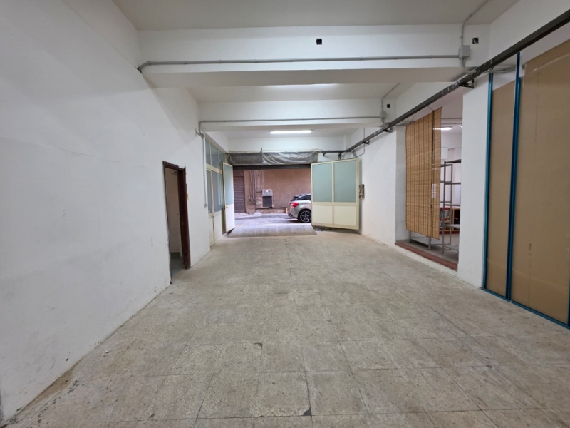 Ampio Locale C3 370 Mq Con Cortile 100 Mq Archi
