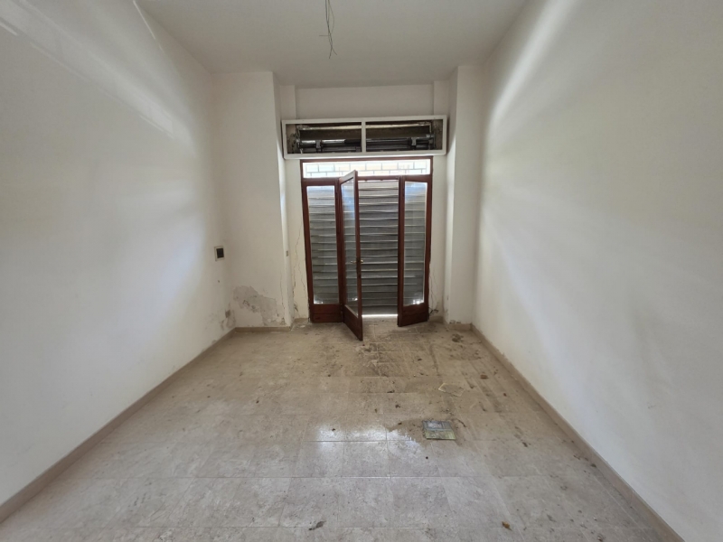 Locale Con Vetrina Fronte Strada Pressi Viale Aldo Moro