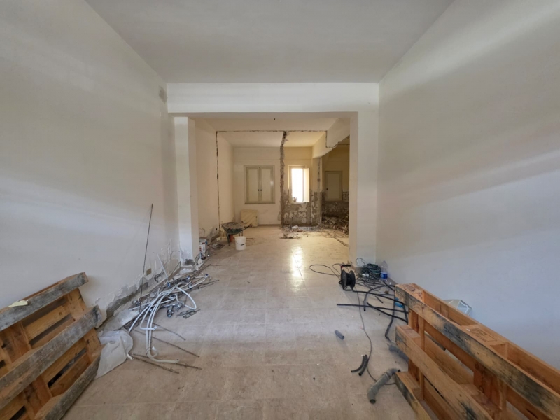 Locale Due Vetrine Viale Aldo Moro 70 Mq