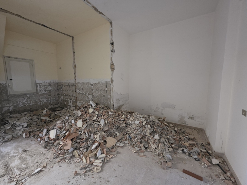 Locale Due Vetrine Viale Aldo Moro 70 Mq