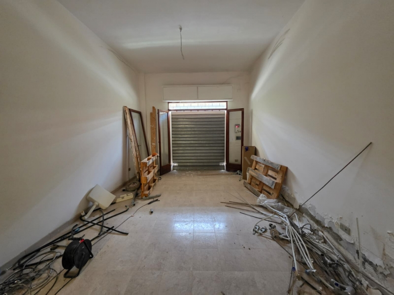 Locale Due Vetrine Viale Aldo Moro 70 Mq