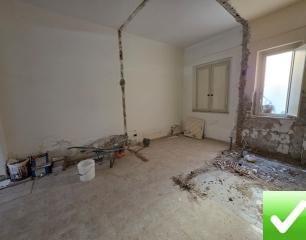Locale Due Vetrine Viale Aldo Moro 70 Mq