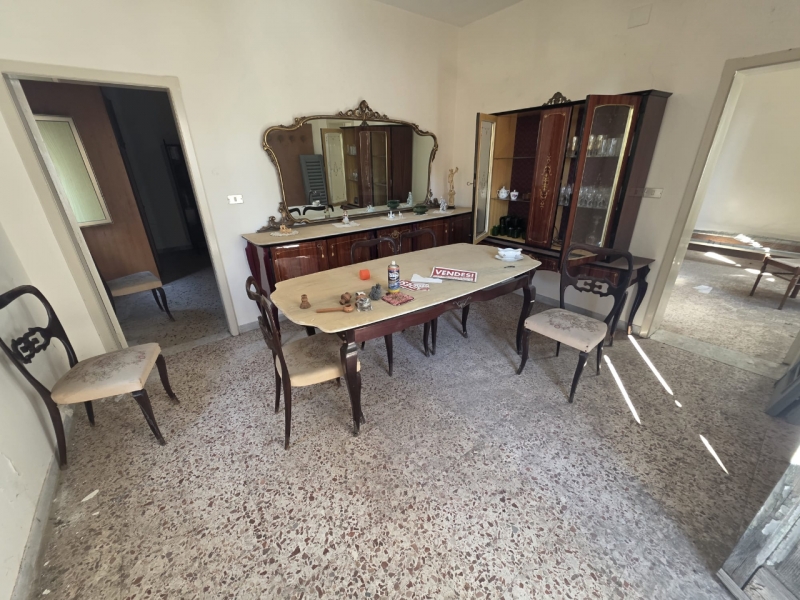 Casa Indipendente Su Tre Livelli Terreti