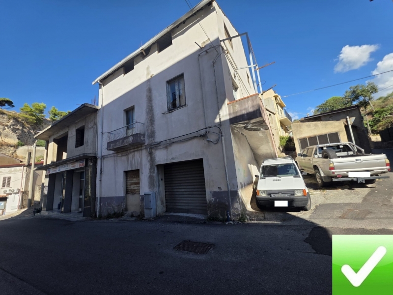 Casa Indipendente Su Tre Livelli Terreti