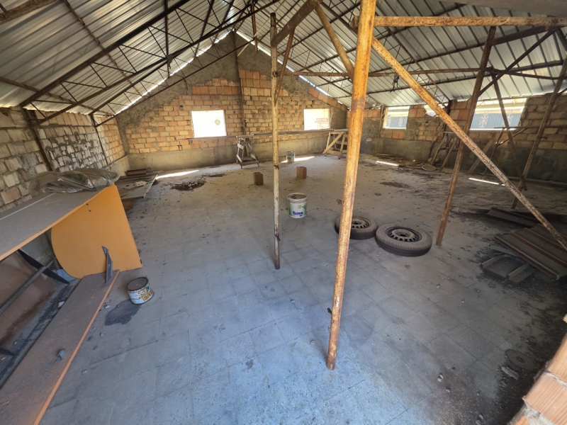 Casa Indipendente Su Tre Livelli Terreti