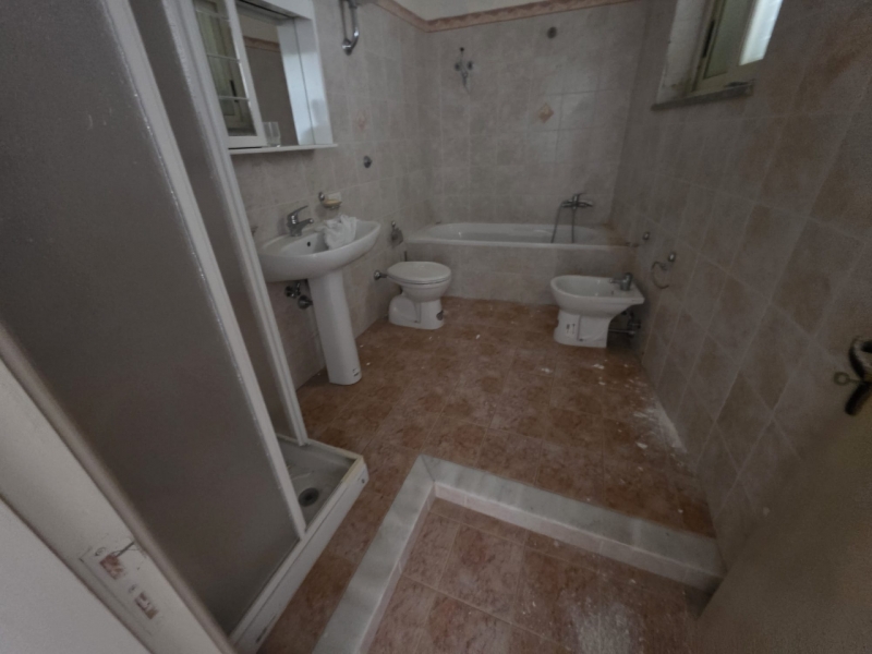 Casa Indipendente Su Tre Livelli Terreti