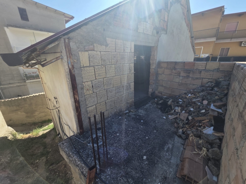 Casa Indipendente Su Tre Livelli Terreti