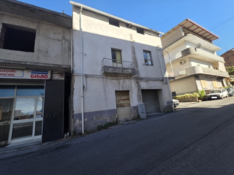 Casa Indipendente Su Tre Livelli Terreti