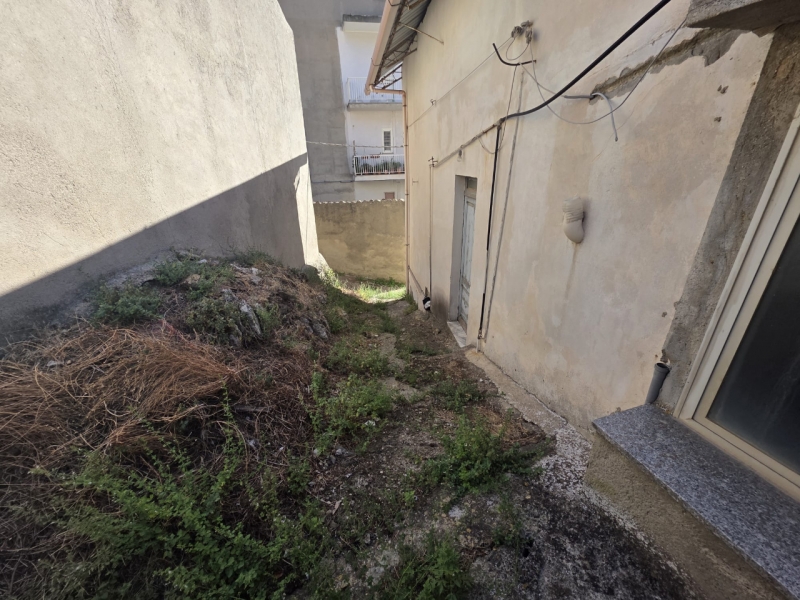 Casa Indipendente Su Tre Livelli Terreti