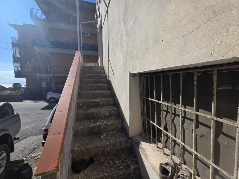 Casa Indipendente Su Tre Livelli Terreti