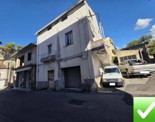 Casa Indipendente Su Tre Livelli Terreti