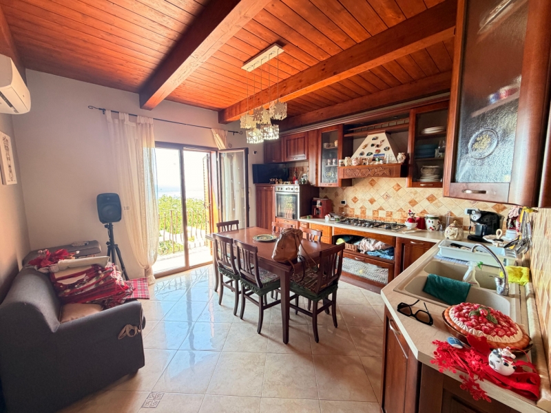 Casa Indipendente Su Tre Livelli Panoramica Con Cortile Ferrito