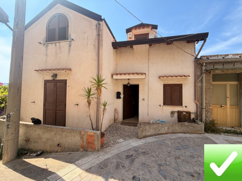 Casa Indipendente Su Tre Livelli Panoramica Con Cortile Ferrito
