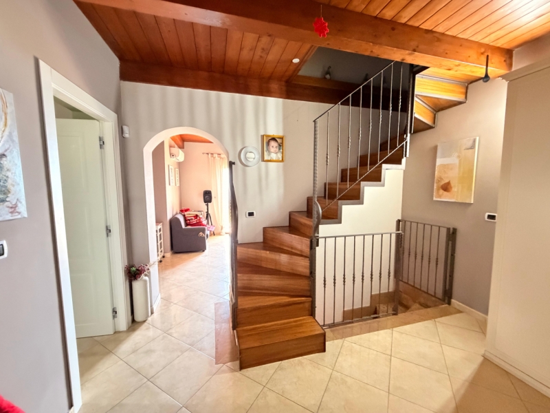 Casa Indipendente Su Tre Livelli Panoramica Con Cortile Ferrito