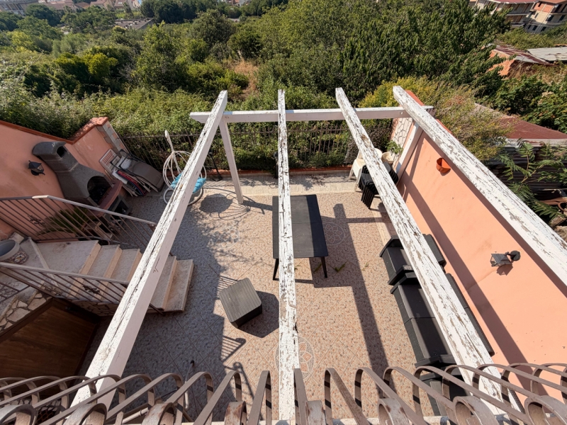 Casa Indipendente Su Tre Livelli Panoramica Con Cortile Ferrito
