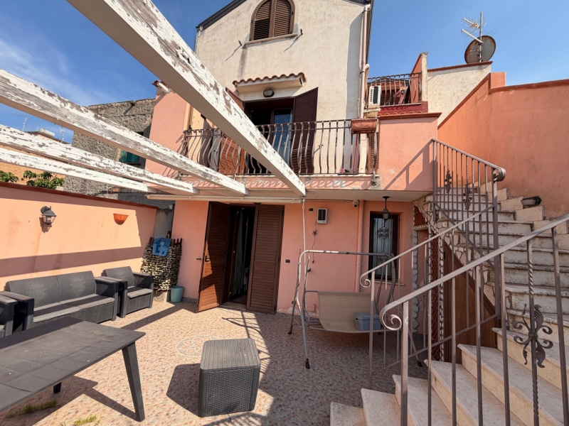 Casa Indipendente Su Tre Livelli Panoramica Con Cortile Ferrito