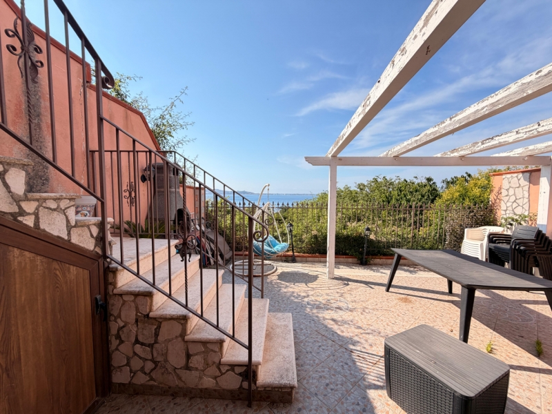 Casa Indipendente Su Tre Livelli Panoramica Con Cortile Ferrito